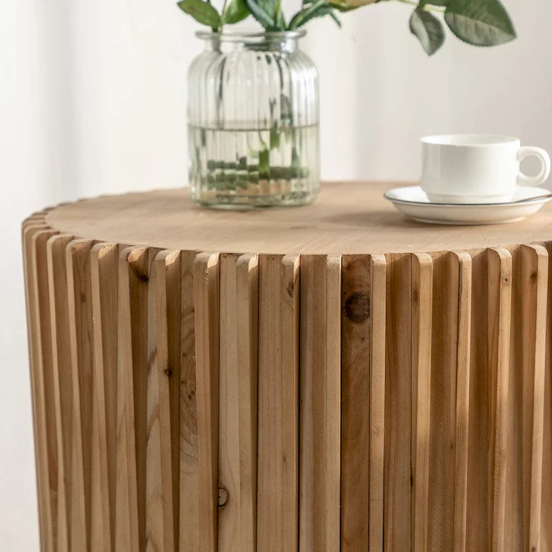 Table basse cylindrique de style rétro avec motif en relief texturé vertical
