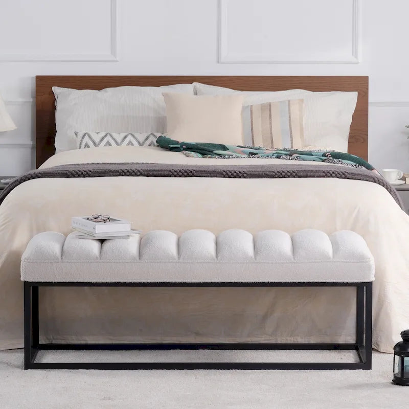 Banc capitonné avec piètement en métal moderne pour chambre ou entrée