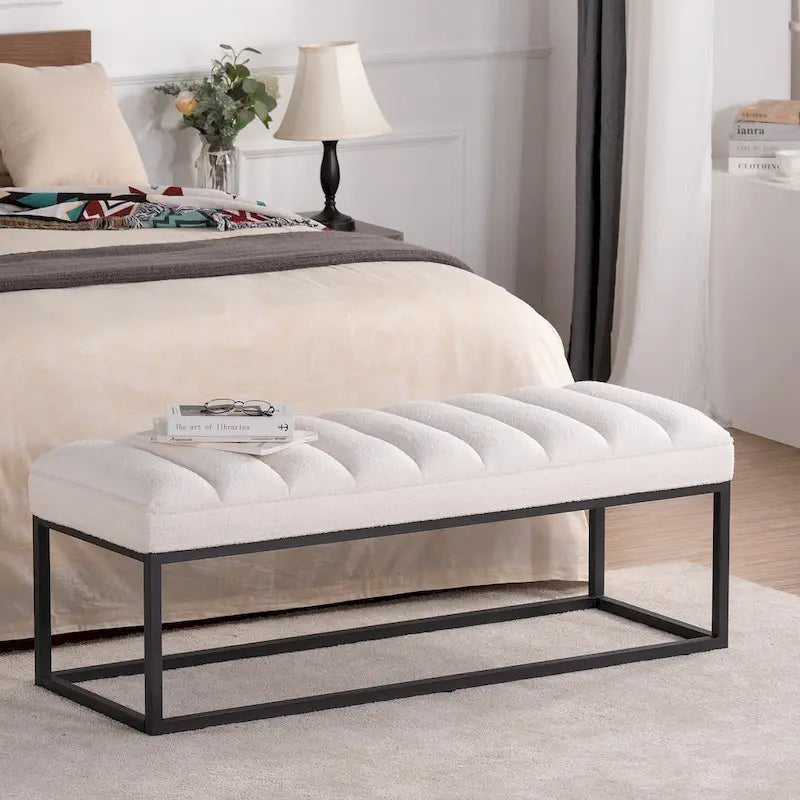 Banc capitonné avec piètement en métal moderne pour chambre ou entrée